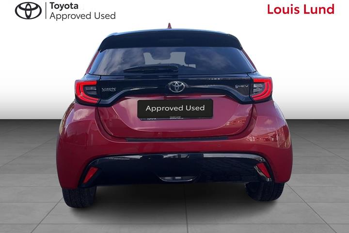 Rød Toyota Yaris fra 2024