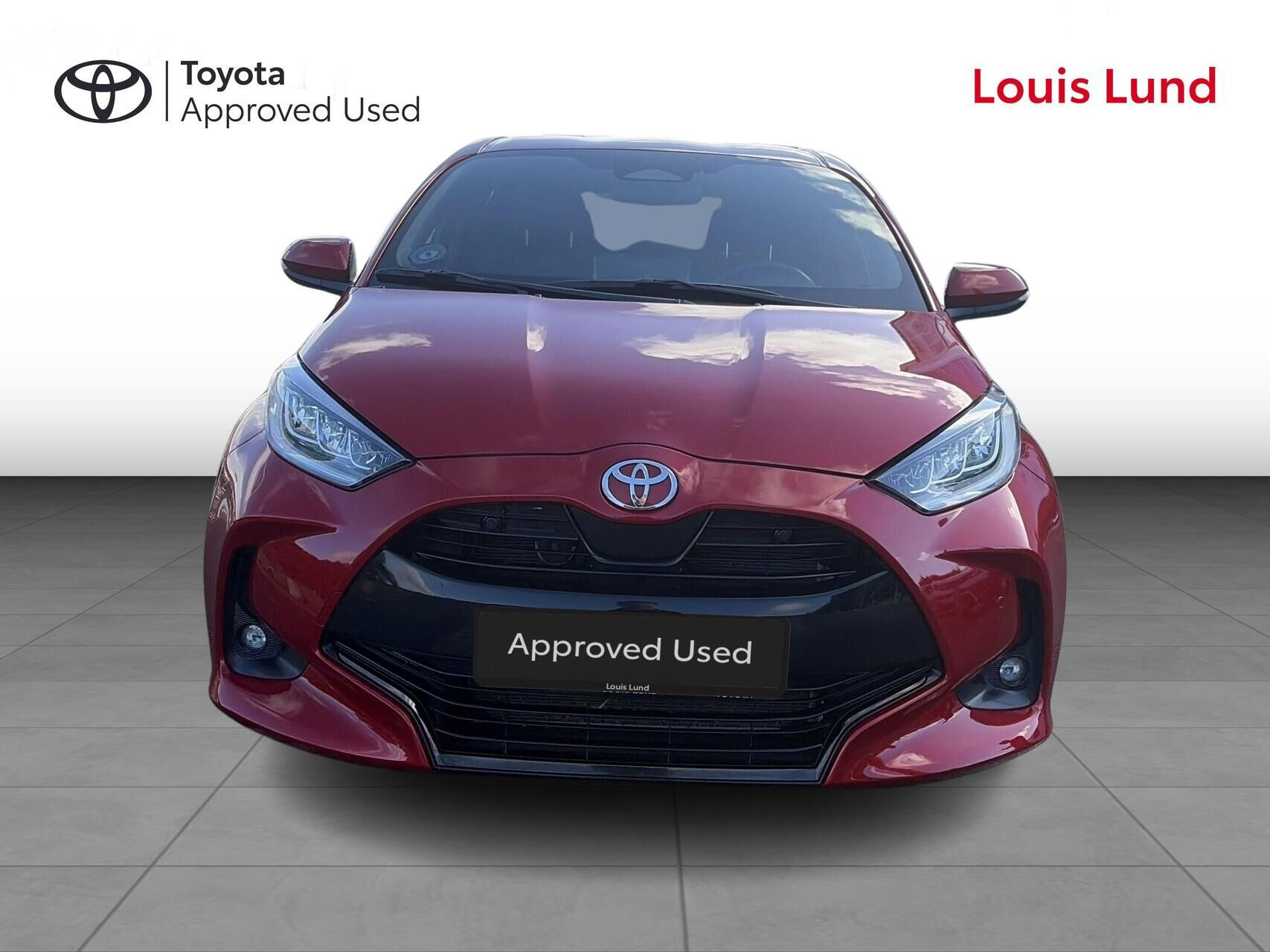 Rød Toyota Yaris fra 2024