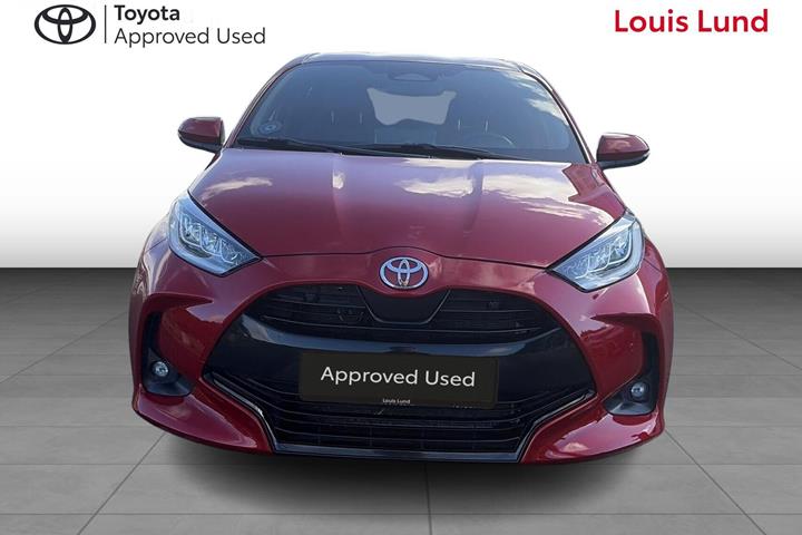 Rød Toyota Yaris fra 2024