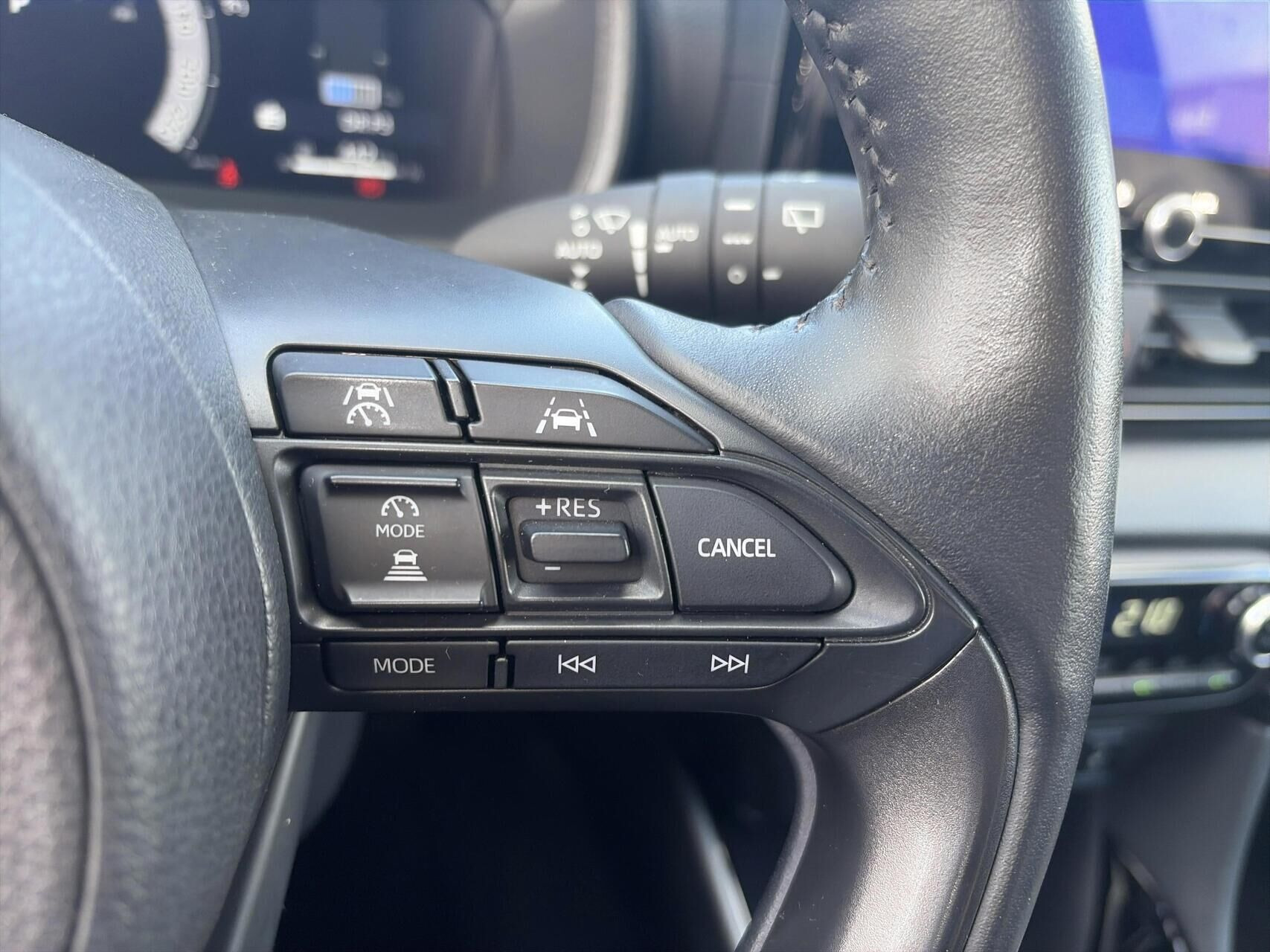 Rød Toyota Yaris fra 2024