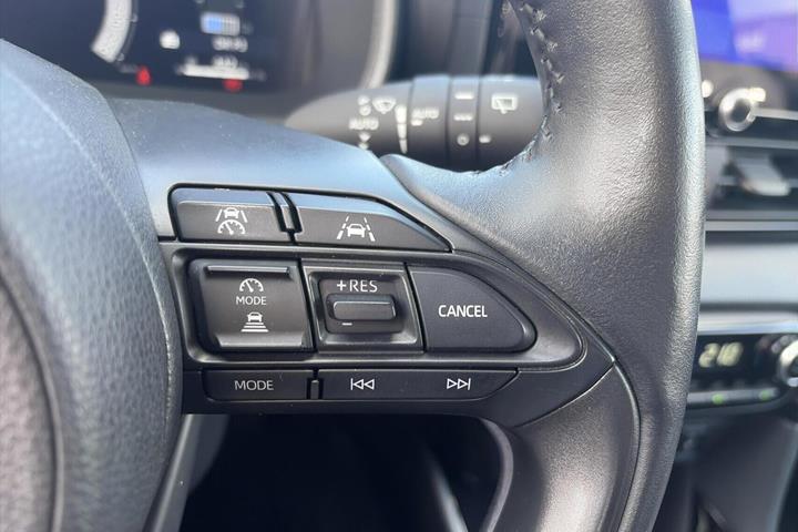 Rød Toyota Yaris fra 2024