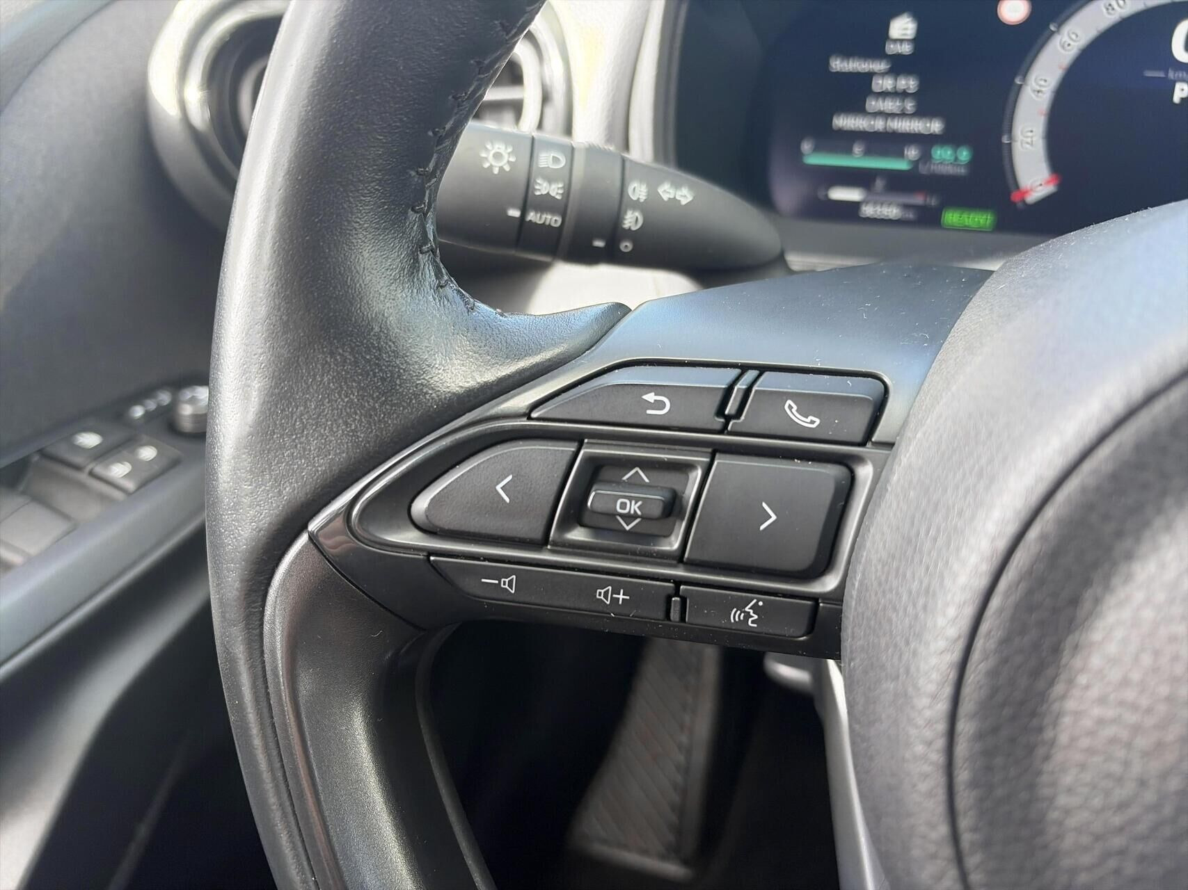 Rød Toyota Yaris fra 2024