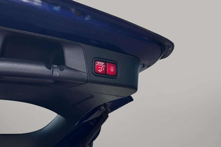 Blå Mercedes GLB220 d fra 2020