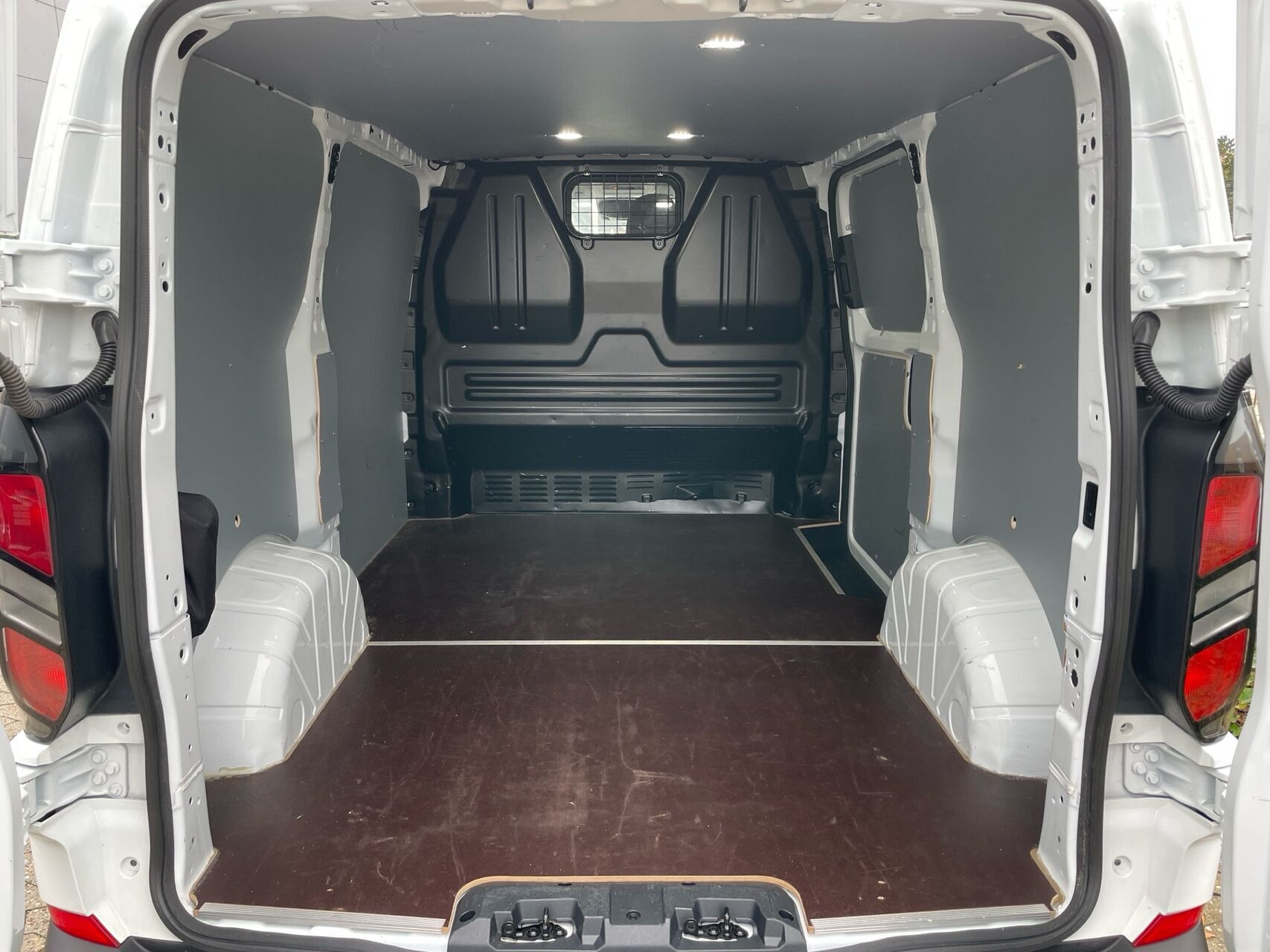 Hvid Ford Transit Custom fra 2024