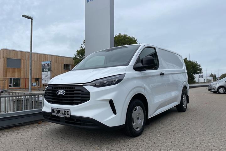 Hvid Ford Transit Custom fra 2024 set udefra