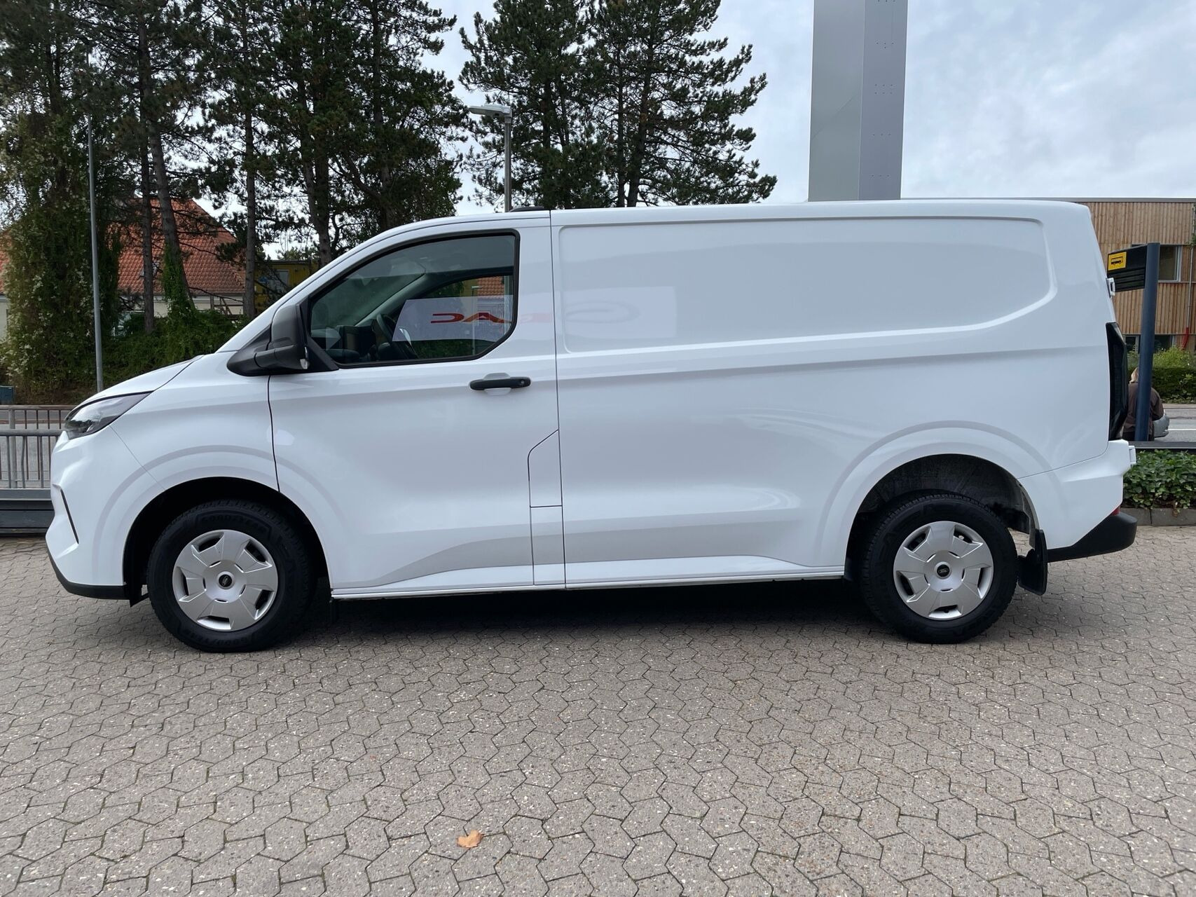 Hvid Ford Transit Custom fra 2024