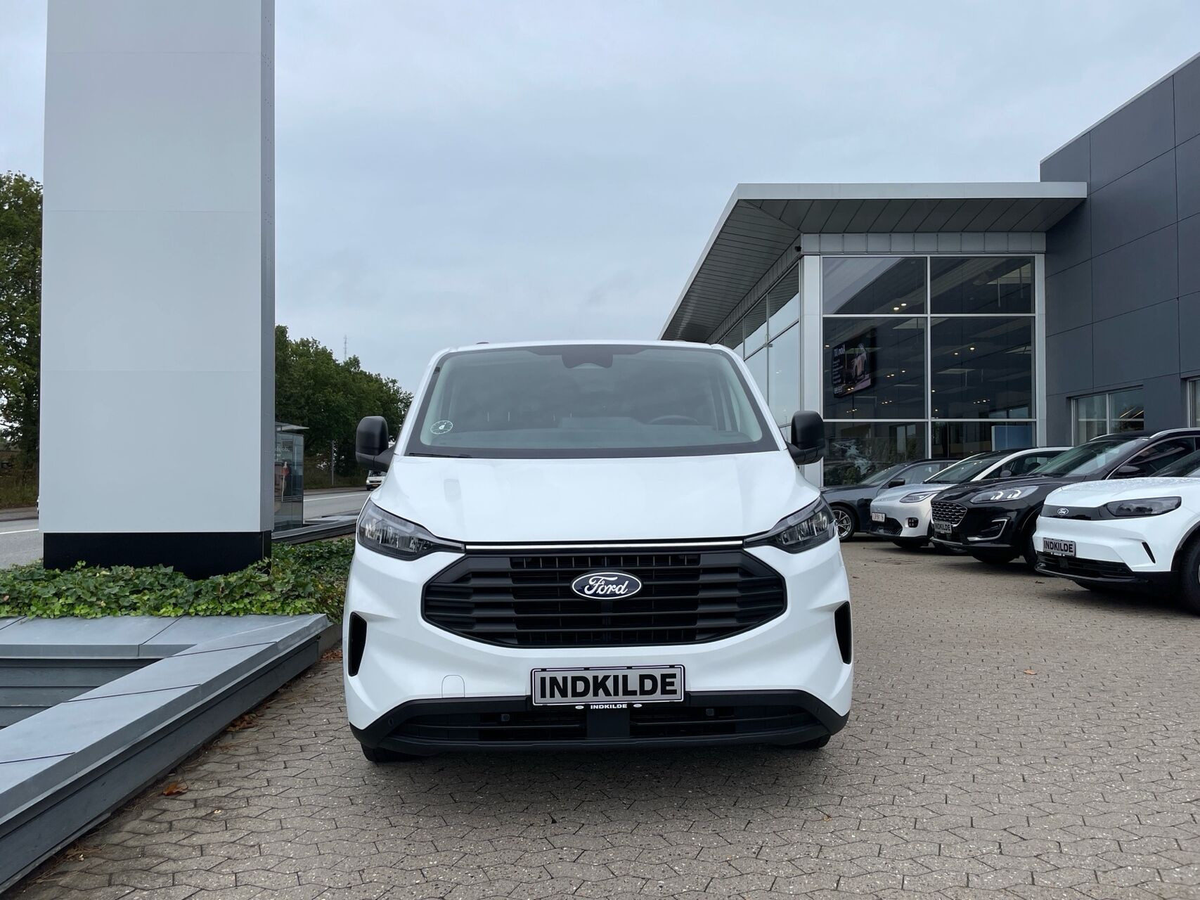 Hvid Ford Transit Custom fra 2024