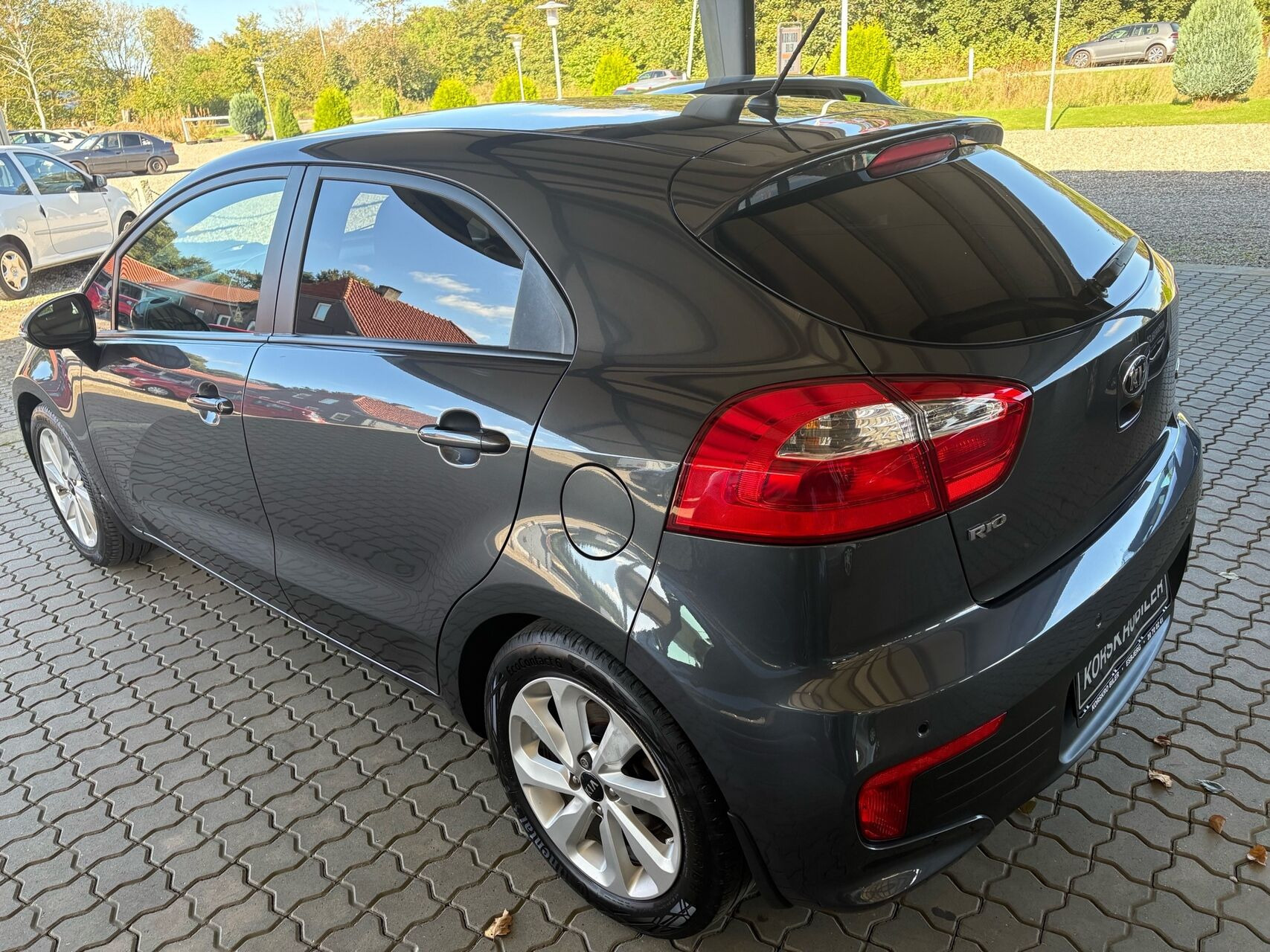 Grå Kia Rio fra 2015