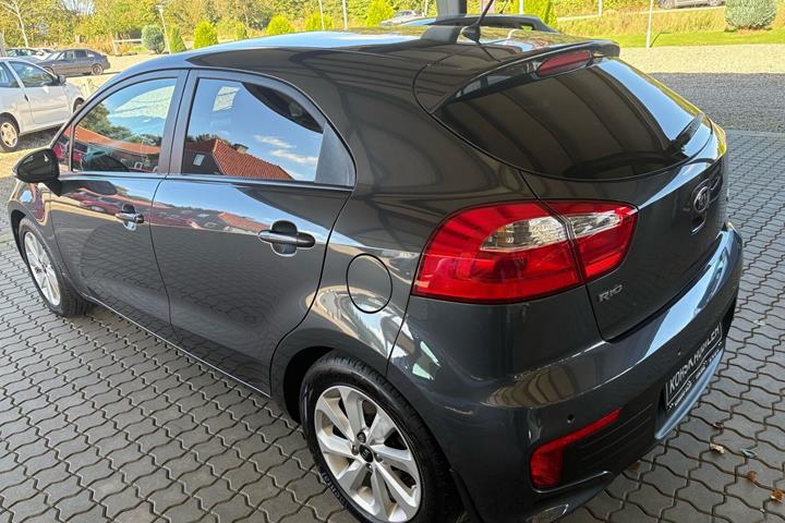 Grå Kia Rio fra 2015