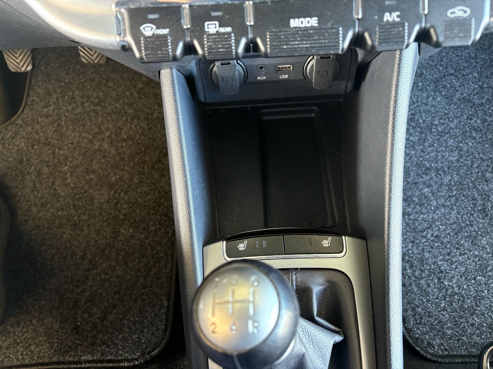 Grå Kia Rio fra 2015