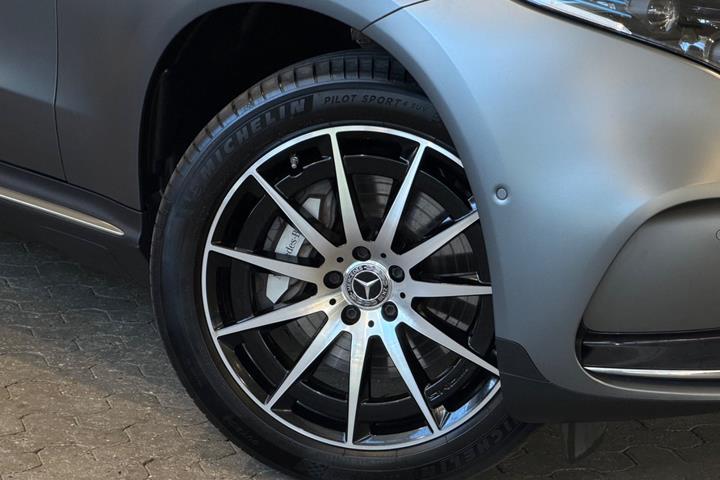 Grå Mercedes EQC400 fra 2021