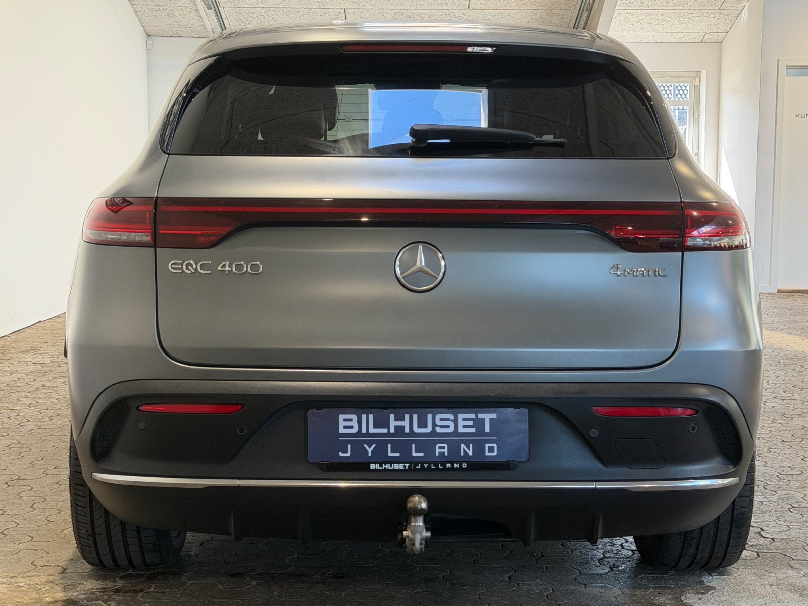 Grå Mercedes EQC400 fra 2021