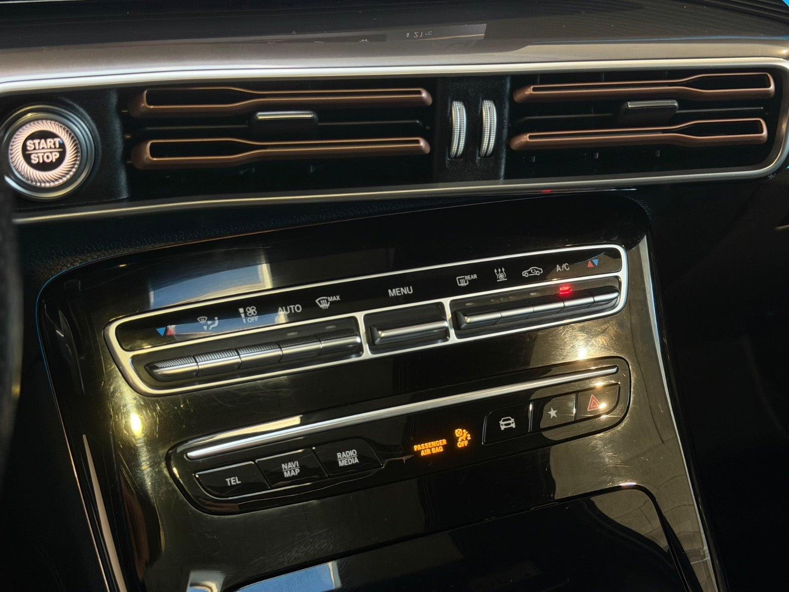 Grå Mercedes EQC400 fra 2021