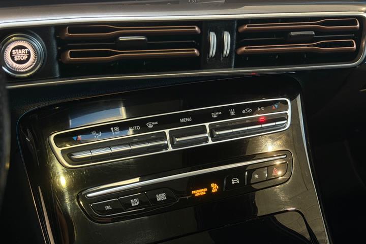Grå Mercedes EQC400 fra 2021