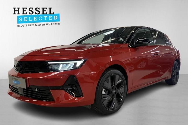 Rød Opel Astra-e fra 2024 set udefra
