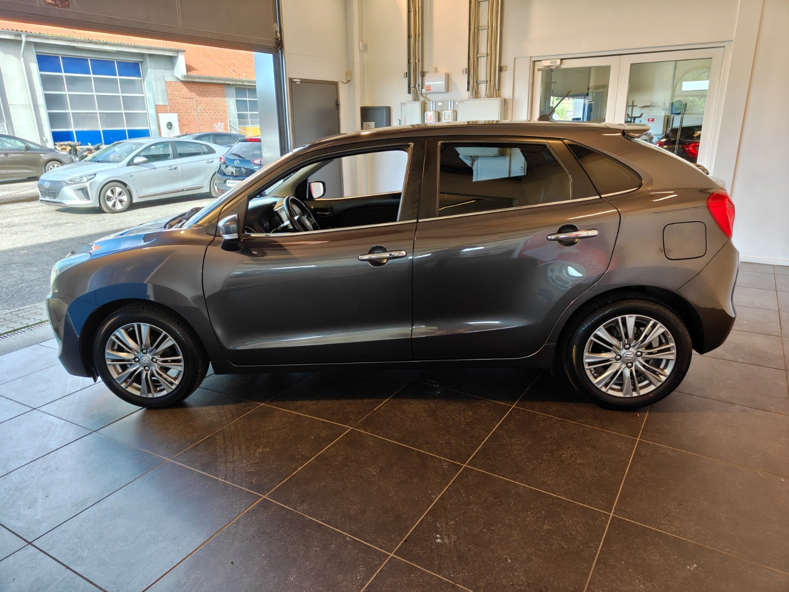Grå Suzuki Baleno fra 2016
