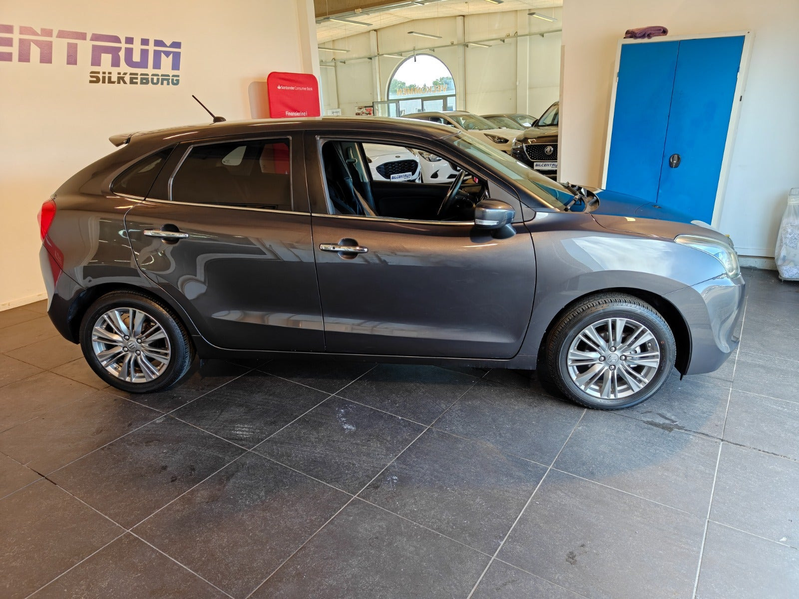 Grå Suzuki Baleno fra 2016