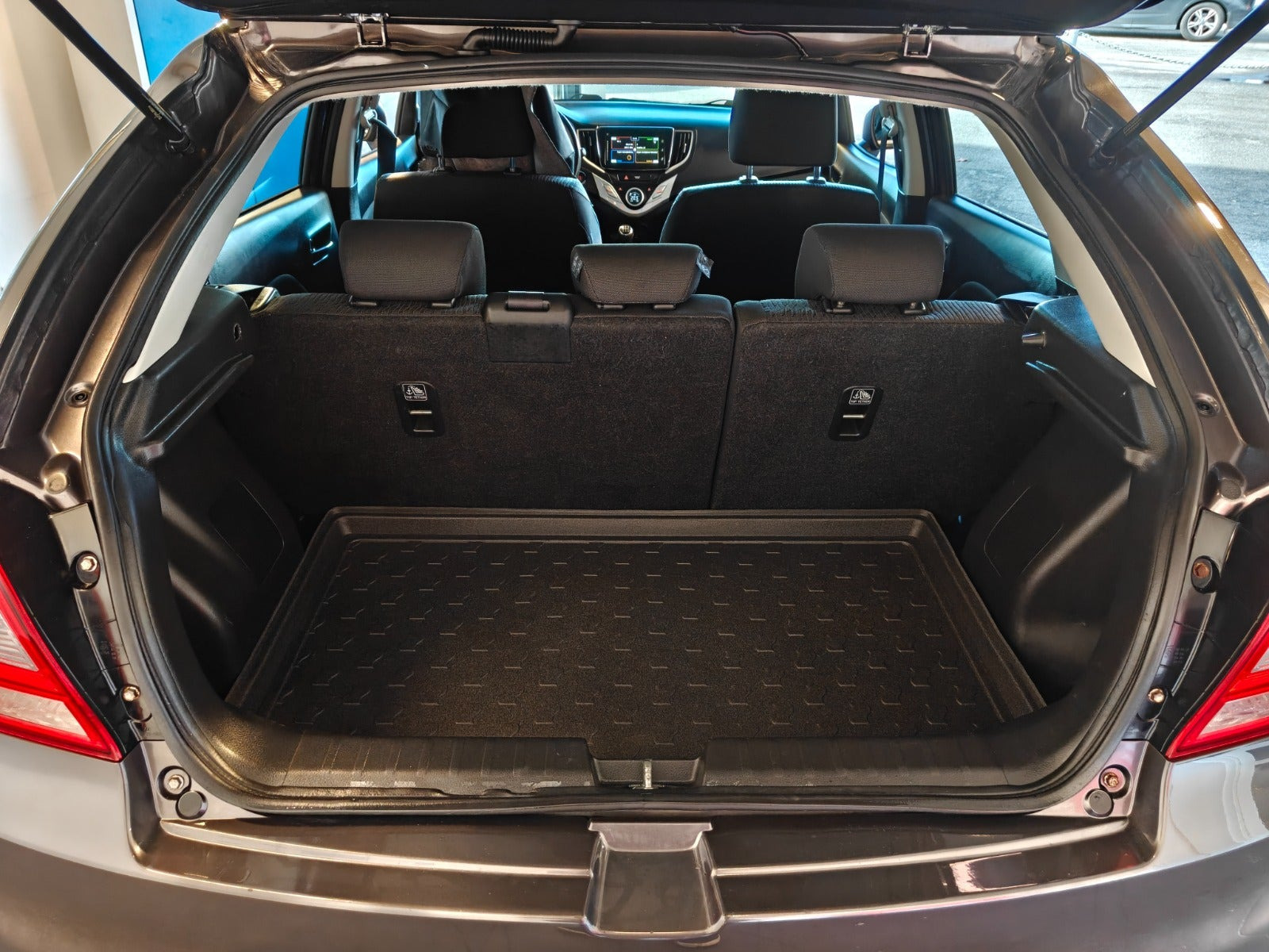 Grå Suzuki Baleno fra 2016