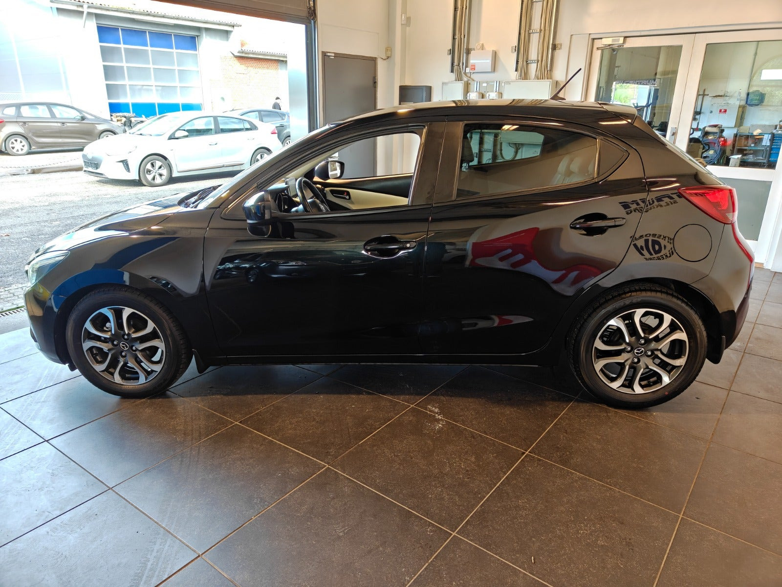 Sort Mazda 2 fra 2015