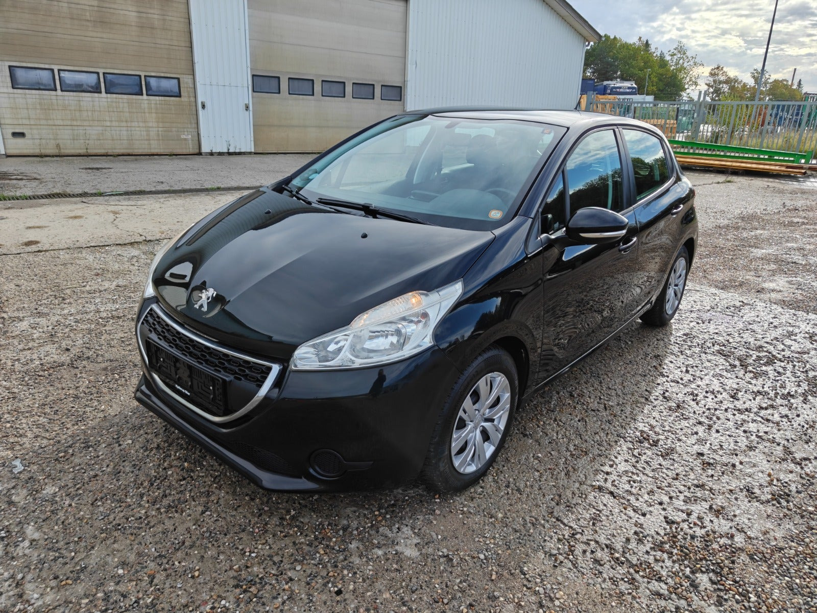 Gul Peugeot 208 fra 2015