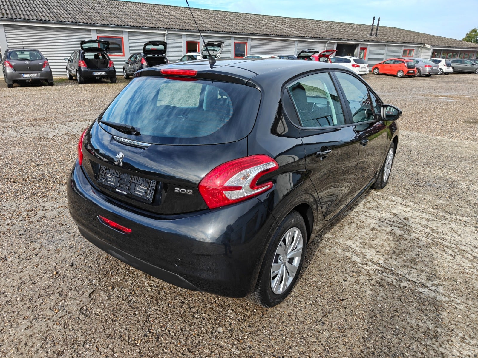 Gul Peugeot 208 fra 2015