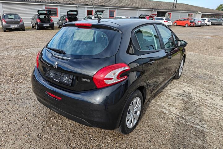 Gul Peugeot 208 fra 2015