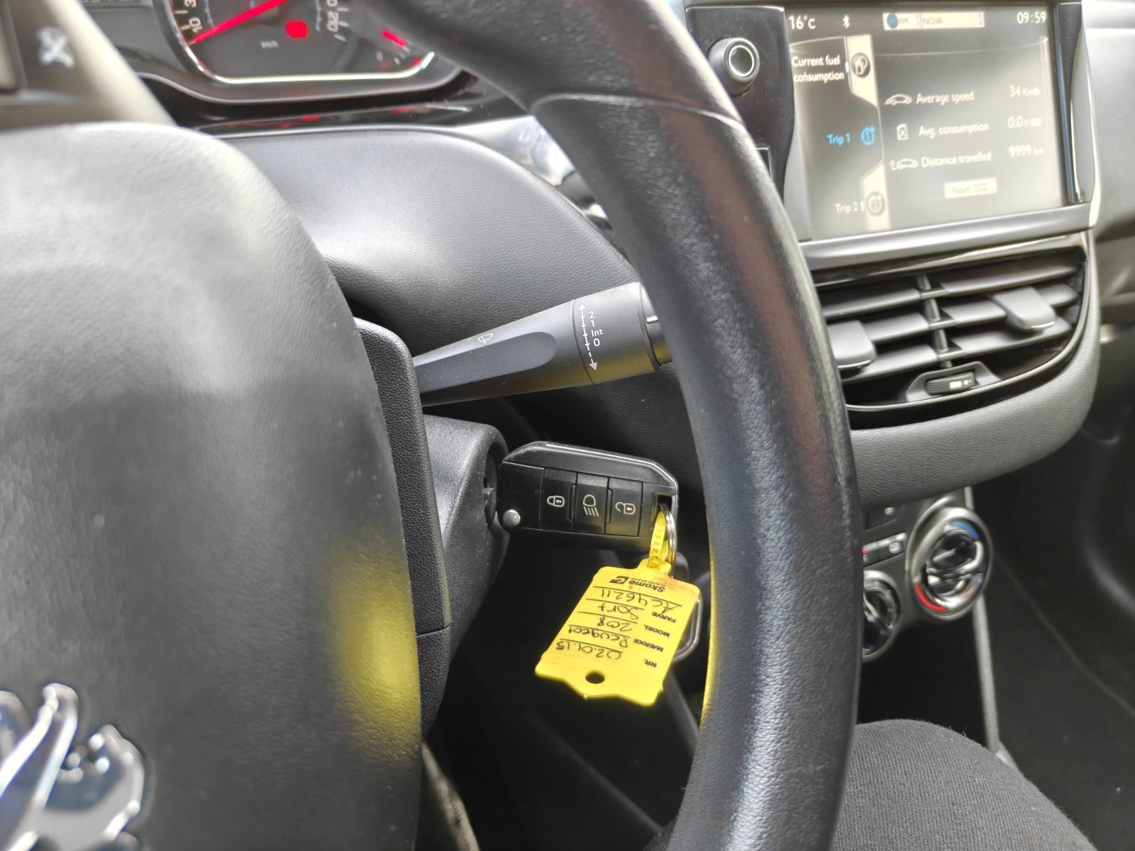 Gul Peugeot 208 fra 2015