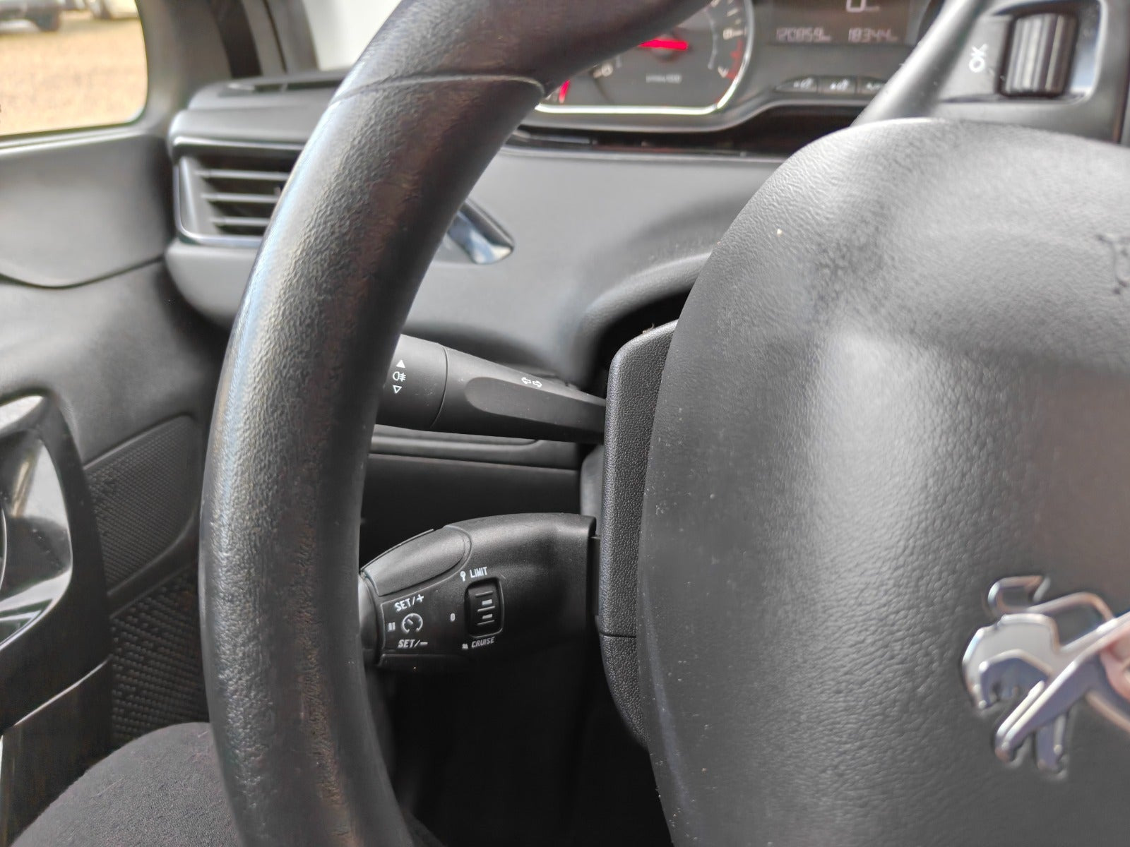 Gul Peugeot 208 fra 2015