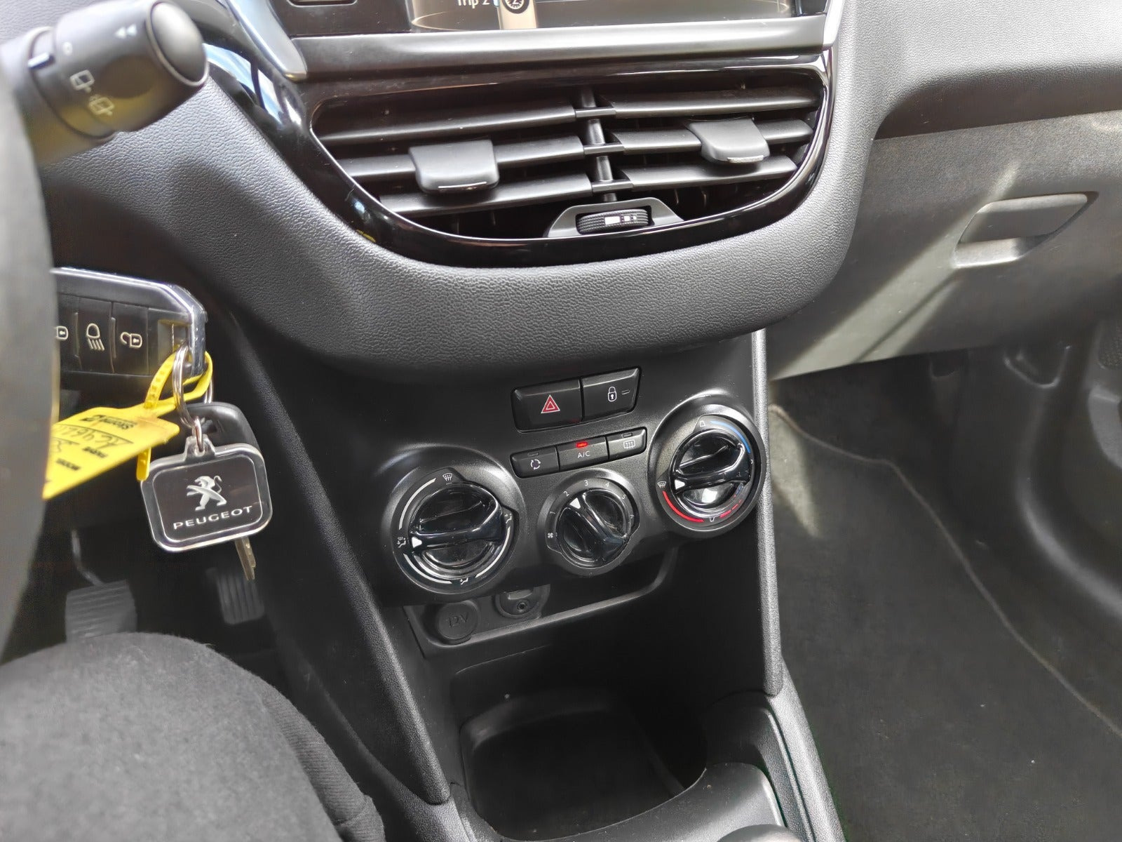 Gul Peugeot 208 fra 2015