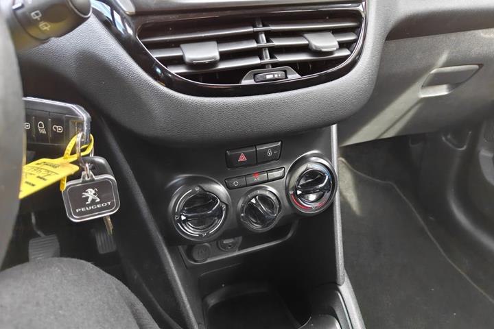Gul Peugeot 208 fra 2015