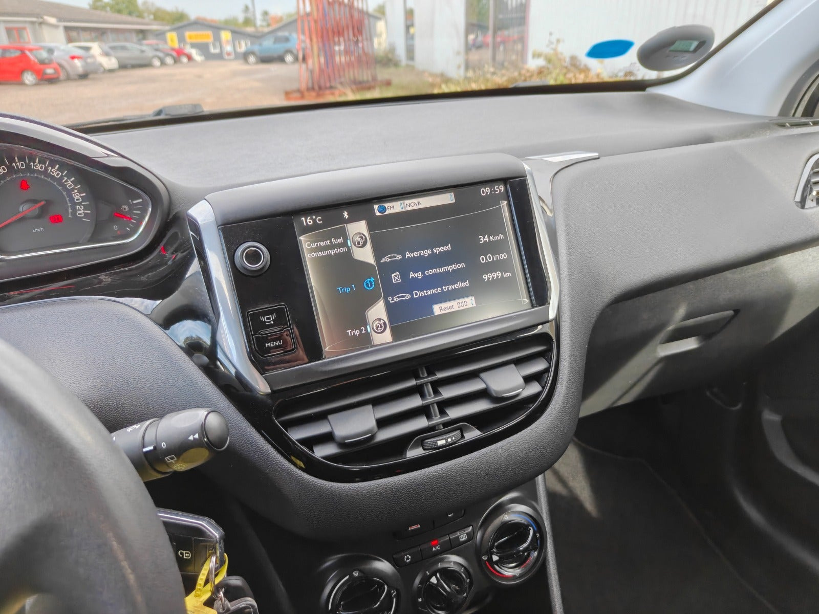 Gul Peugeot 208 fra 2015