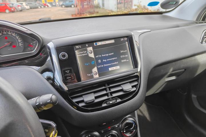 Gul Peugeot 208 fra 2015