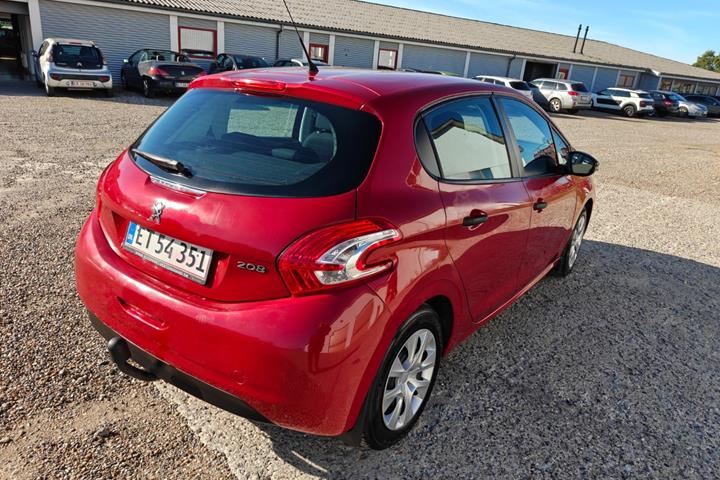 Gul Peugeot 208 fra 2014