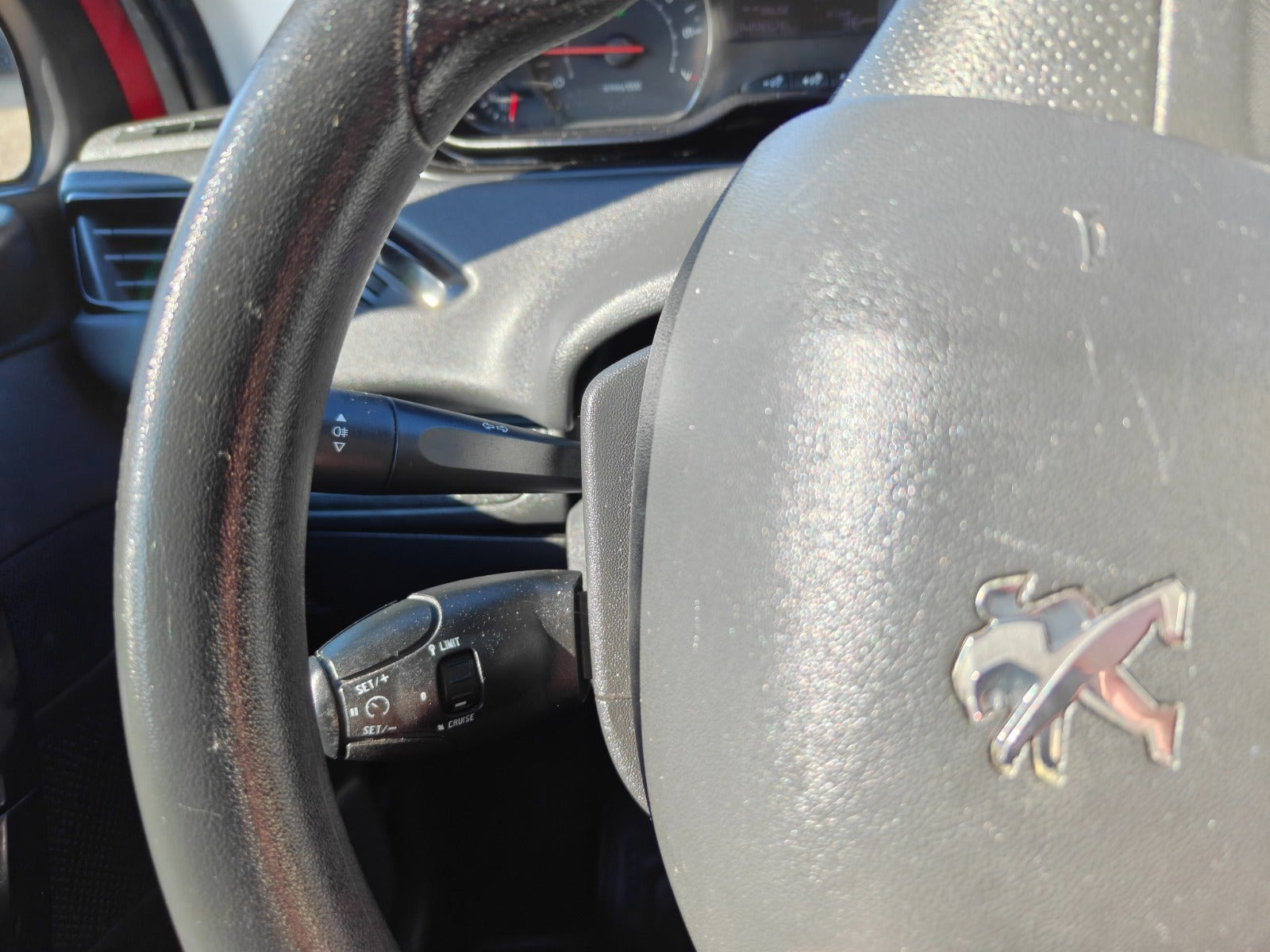 Gul Peugeot 208 fra 2014