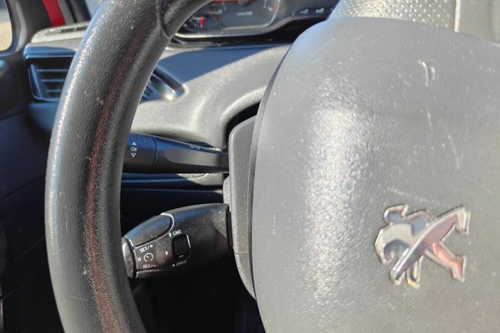 Gul Peugeot 208 fra 2014