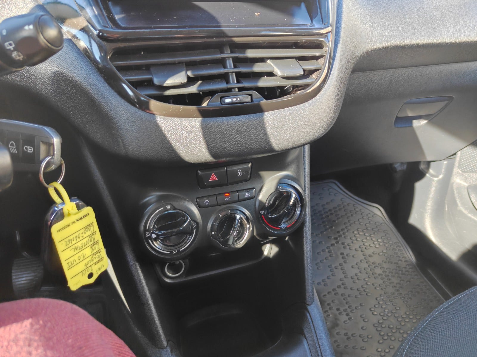 Gul Peugeot 208 fra 2014