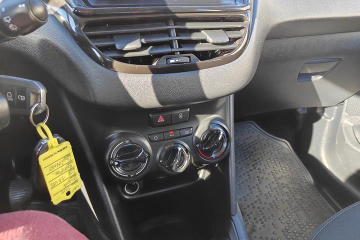 Gul Peugeot 208 fra 2014