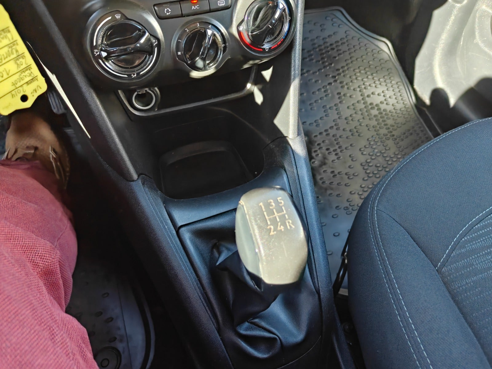 Gul Peugeot 208 fra 2014