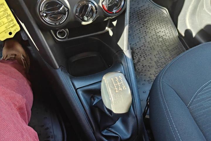 Gul Peugeot 208 fra 2014