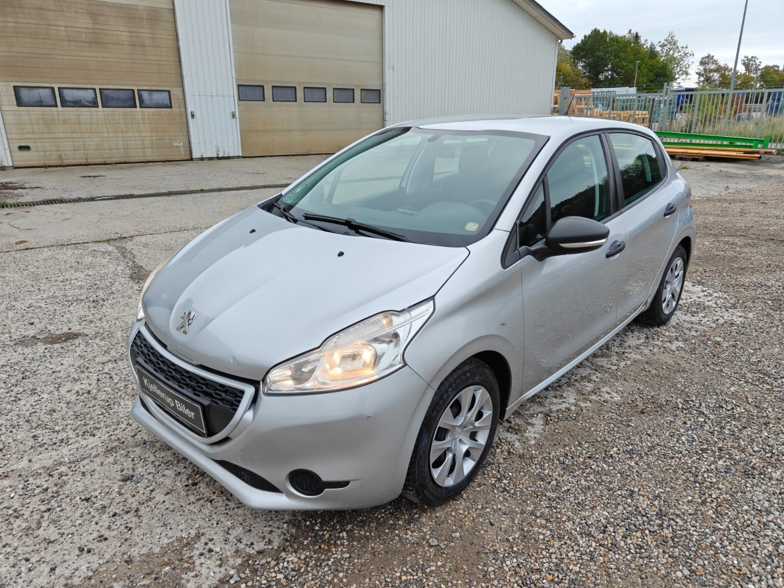Gul Peugeot 208 fra 2012
