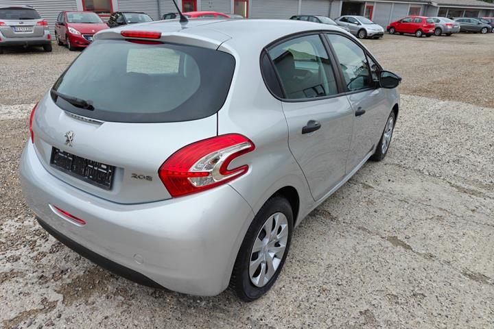 Gul Peugeot 208 fra 2012