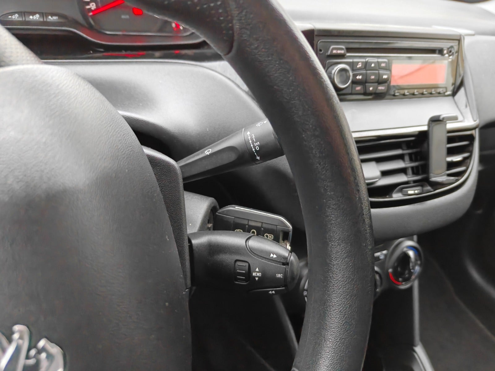 Gul Peugeot 208 fra 2012