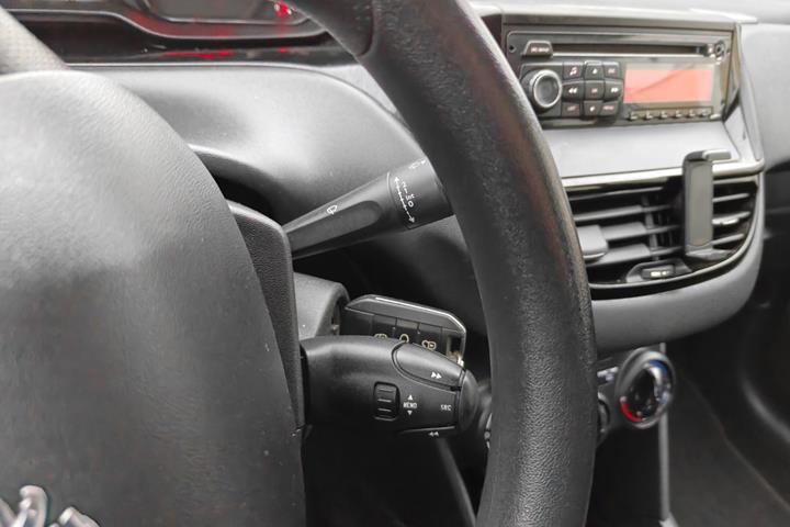 Gul Peugeot 208 fra 2012