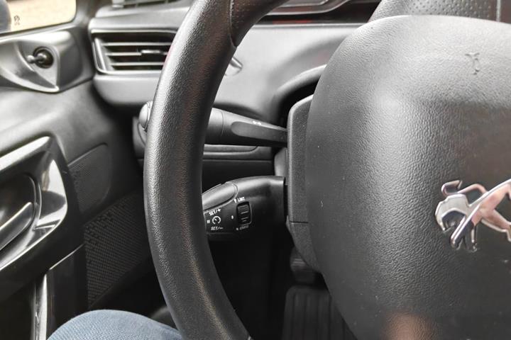 Gul Peugeot 208 fra 2012