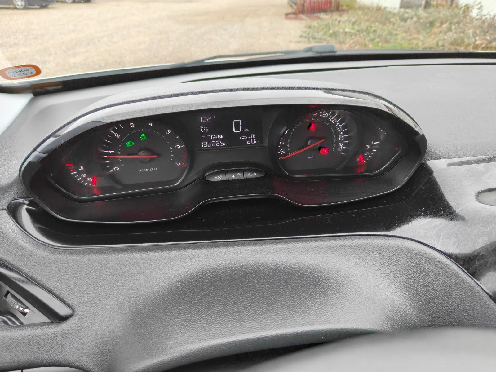 Gul Peugeot 208 fra 2012