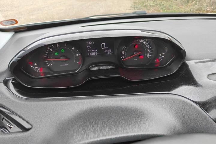 Gul Peugeot 208 fra 2012