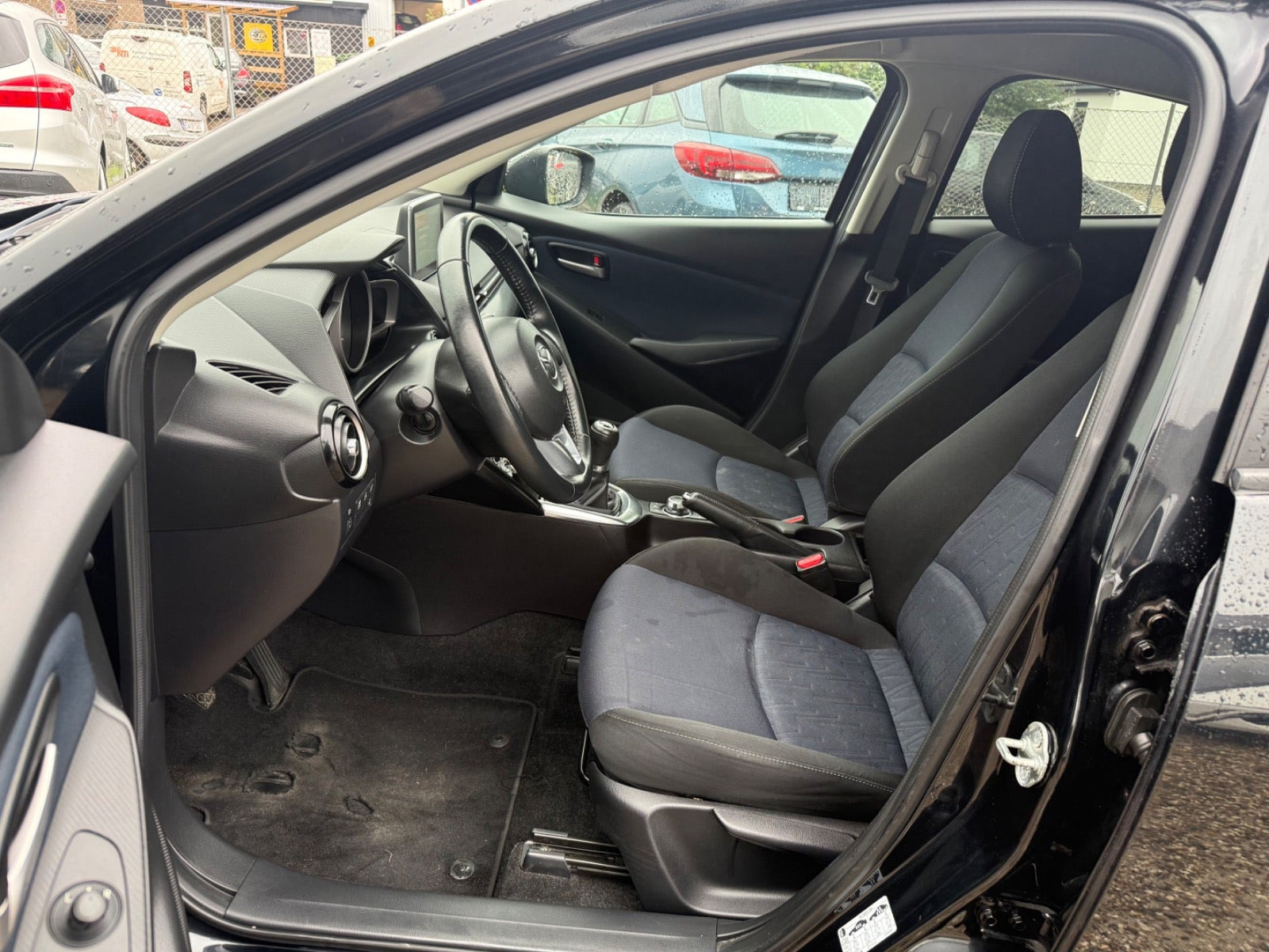 Sort Mazda 2 fra 2015