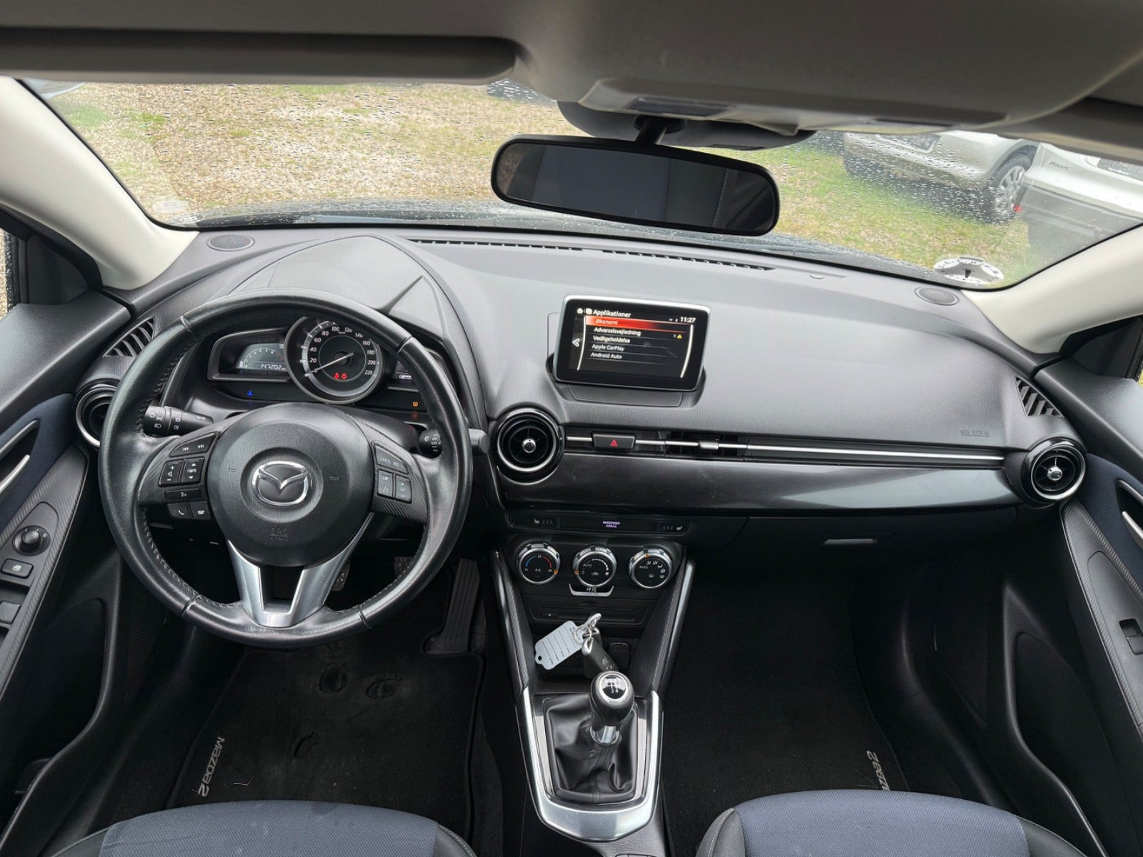 Sort Mazda 2 fra 2015