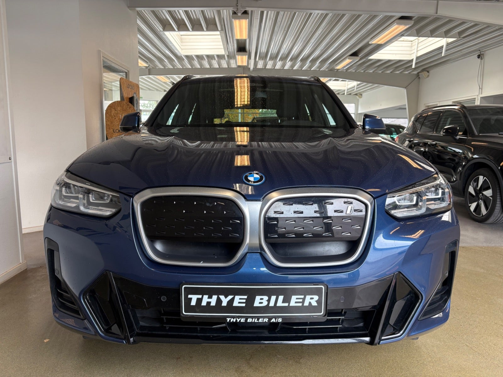 Blå BMW iX3 fra 2023