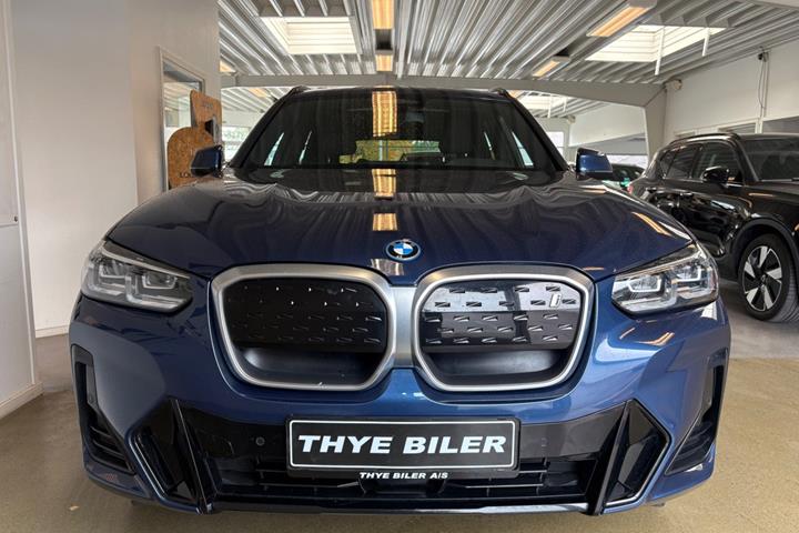 Blå BMW iX3 fra 2023